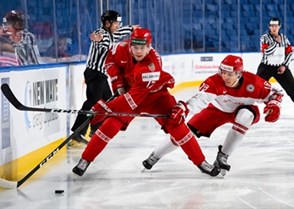 BUFFALO, NEW YORK - JANUARY 4: Belarus forward Yegor Sharangovich #17 carries the puck up ice ahead of Denmark's Jonas Rondbjerg #16 during the relegation round of the 2018 IIHF World Junior Championship. (Photo by Andrea Cardin/HHOF-IIHF Images)

