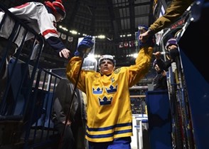 BUFFALO, NEW YORK - DECEMBER 28: Sweden's Lias Andersson #24 is greeted by fans as he leaves the ice after warm-up and prior to preliminary round action against the Czech Republic at the 2018 IIHF World Junior Championship. (Photo by Matt Zambonin/HHOF-IIHF Images)

